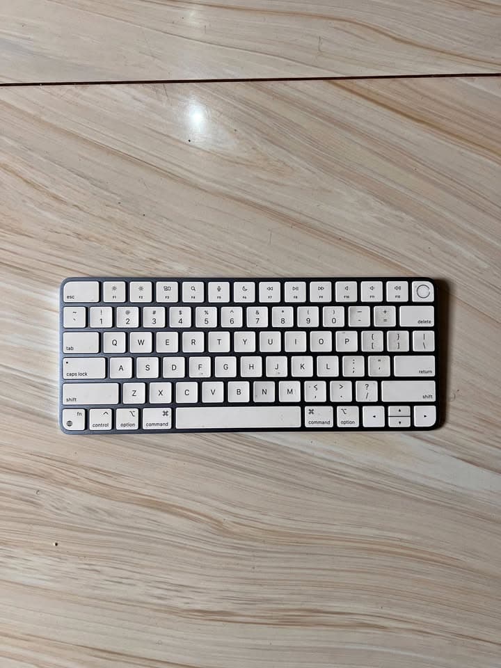 Apple Magic Keyboard with Touch ID — excellent condition, 4 months use